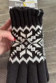 Isotoner Black and White Snowflake Knit Gloves