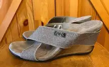 AK ANNE KLEIN  SZ 9.5M SILVER 1 3/4" GLITZ BANDS SLIP ON WEDGE