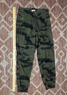 Aritzia Tna Alix Pant High-Waisted Elastic Cuff Camo Joggers in Green Size Xs