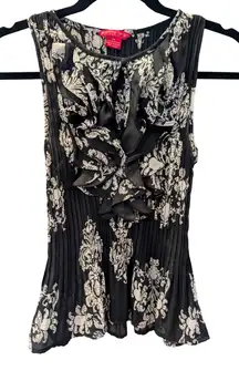 Sunny Leigh Petite PS Sleeveless Pleated Top Black & Ivory Medallion Print
