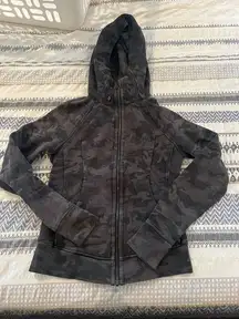 Lululemon Scuba‎ Hoodie *Light Cotton Fleece
Incognito Camo Multi Grey size 4