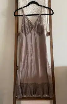 Vintage 1960’s  mauve brown lace & ruffle detailed chemise slip