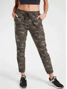 Athleta Size 2 Camo Farallon Joggers Pants Sweatpants Athletic Athleisure