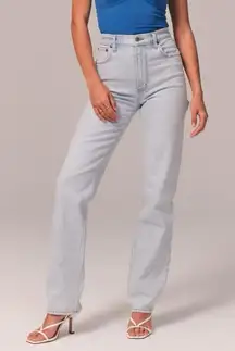 Abercrombie Women's Ultra High Rise 90s
Straight Carpenter Jean