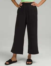 LULULEMON Loungeful High-Rise Wide Leg Crop 6
Black $118 Retail EUC