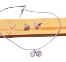 Adorable necklace & earrings set w/tree of life charm & shells EUC