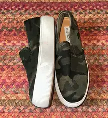 STEVE MADDEN CAMO PRINT CHUNKY PLATFORM SLIP IN SNEAKERS