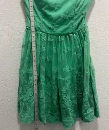 Filly Flair Green lace strapless dress. Size medium. Built in bra. country concert/wedding