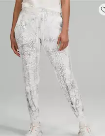 LULULEMON down warm thick jogger pants size 14 white marbled