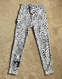 Betsey Johnson Performance Black /White Animal Print Capris Leggings.  Size XS