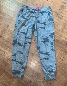 Sundry 3/L relaxed gray camo jogger sweatpants