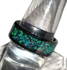 Super nice men’s black metal ring with iridescent green sparkle around center!