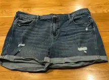 Old Navy women’s boyfriend mid rise distressed jean shorts size 18 .