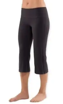 Lululemon Women’s Size 6 Coal Concord Grape Reversible Groove Crop Leggings.