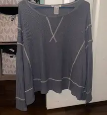 Gray long sleeve top with cream seams