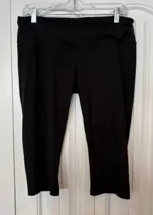Victoria‎ Sport Black Crops Size Large