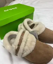 Fluffy crocs brown