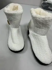 Womans Oncai Winter Slipper Boots Size 7/8 White Indoor Outdoor Knit NWT