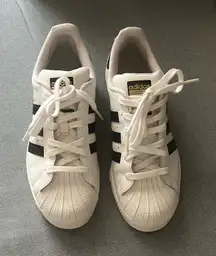 Women's Adidas Superstar II sneakers, size 7. They are in excellent condition; they have a small glue mark on the inside since I had glued something there.