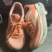 Brooks Ghost Max running shoes in a Papaya/Apricot/Blue Women’s 9B