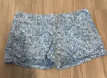 Ann Taylor Women’s Blue and White Floral Shorts Size 6   Pockets on the back ble