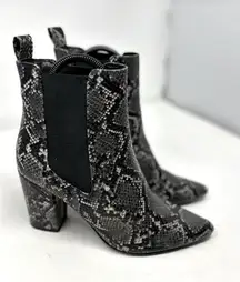 Steve‎ Madden Black and White Subtle Snakeprint Heeled ankle bootie size 8.5