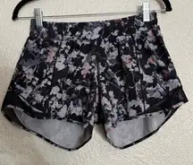 Lululemon Floral Print Hotty Hot Run Shorts size 6 tall black and grey color