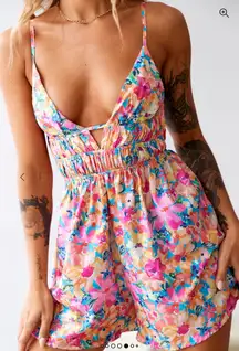 White Fox Women’s‎ Size M Plunge Neck Playsuit Romper Floral Tropical Resort