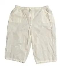 White Gloria Vanderbilt button detail capri pants with pockets. Like New!!