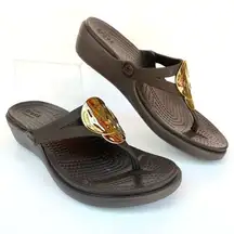 Crocs  Sanrah Liquid Metallic Wedge Flip Flop Thong Sandals Shoes Womens 6