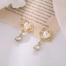 Sweet light luxury zircon pearl love earrings