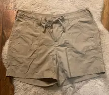 The North Face Shorts Size 8‎ Womens Lightweight Nylon Tan Pockets 4.5" Inseam