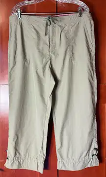 Danskin Women’s Ultra Lightweight Pale Olive Capri Pants Size Large