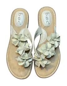 b.ø.c Sandals Womens‎ Size 8 White Flower Thong Flip Flop Slip On Comfort Padded