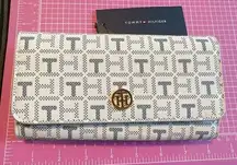 Tommy Hilfiger  Gray checkered pattern Square Logo Covered Flap Wallet NWT