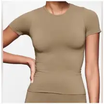 Skims Soft Smoothing Seamless T-Shirt Size: M