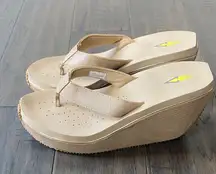 VOLATILE Wedge Sandals Womens Sz 10 Tan Thong Style Flip Flop