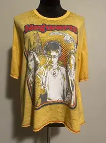 EUC Harry Potter Yellow and White Hogwarts Graphic Tee size XL (16-18)