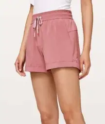 LULULEMON Spring Break Away Short Stretch 3"