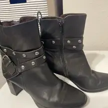 BORN black leather side zip buckle heeled ankle boots Studded Moto size 7