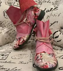 TMA Pink Artistic Leather Boots – Boho Patchwork Newspaper Print Lace-Up Sz 8.5