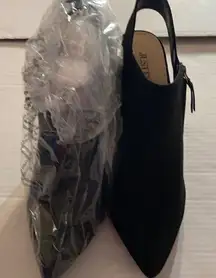 JustFab Women’s booties size 10, suede, Black‎