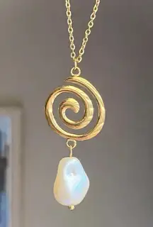 Handmade gold tone stainless steel spiral swirl uzumaki & pearl necklace🌀