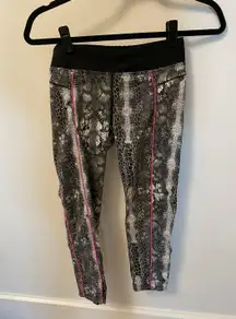 Black Grey White Pink Snake Print Workout 3/4 Leggings