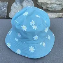 Light blue & white daisies bucket hat - one size