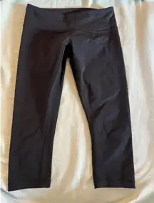 Lululemon Black Simple Cropped Mid Rise Leggings Size 8 20 in long, 28 in waist