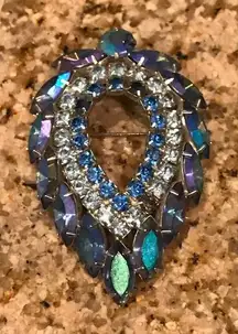 Sarah Covertry Vintage‎ Blue Aurora Borealis Stones on Silver Tone Brooch