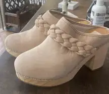 Dolce Vita Hila beige tan suede platform mule clogs size 9.5 NWT braided detail