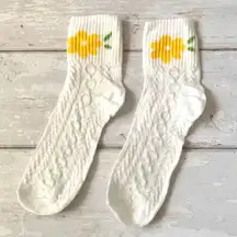 Urban Outfitters Women’s Yellow Daisy White Knit Pattern Crew Socks Brand NEW