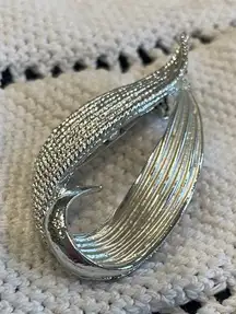 Elegant textured Silver feather Brooch-pin vintage piece